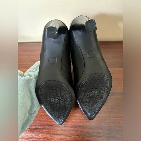 MICHAEL KORS Milly Pump - Picture 11 of 11